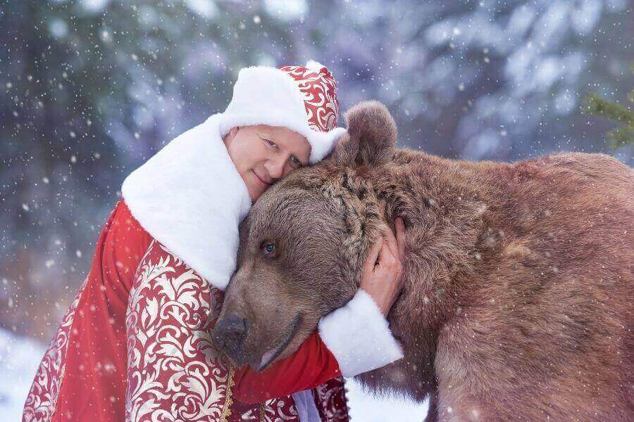 El hombre abraza al oso