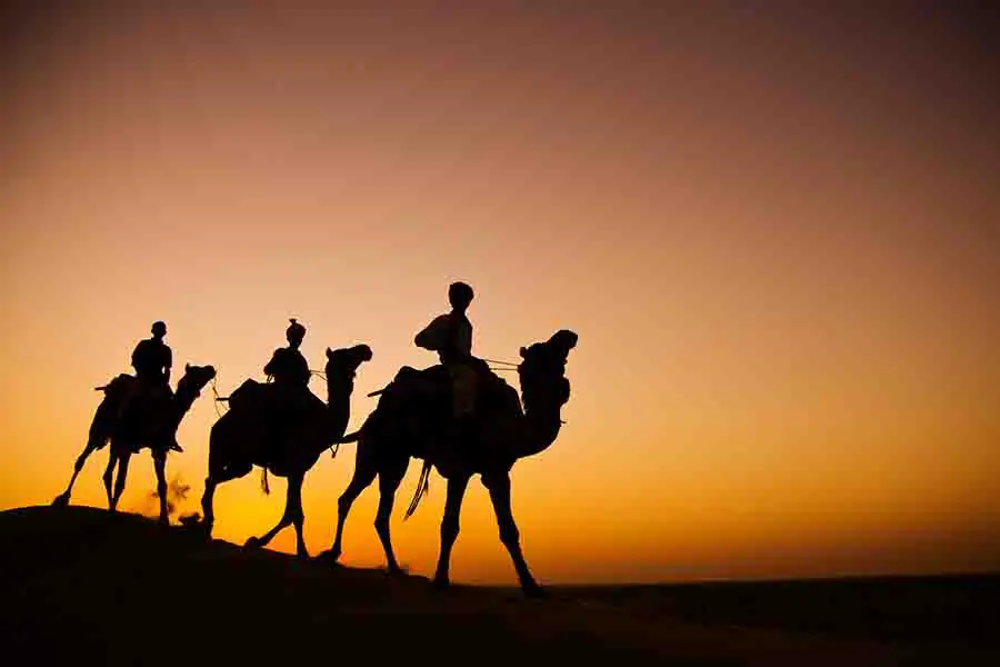 hombres-cabalgando-por-el-desierto