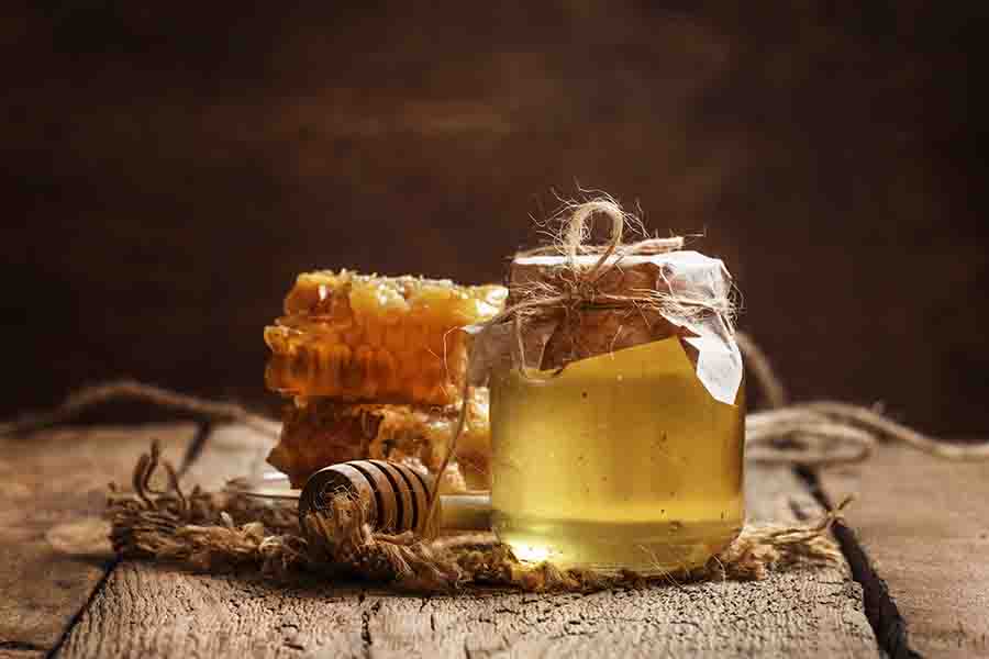 ¿Se puede comer cera de abeja y panal? (Beneficios, usos y riesgos)